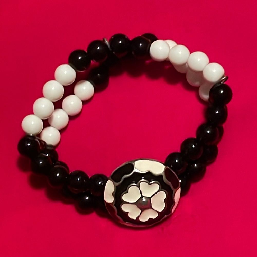 Vintage black and white double strand stretchy bead bracelet with 1” flower